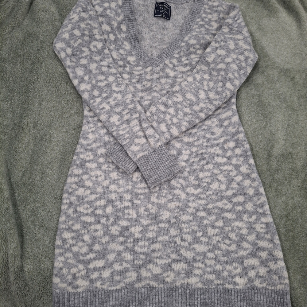 Abercrombie & Fitch Gray and Cream V-Neck Sweater